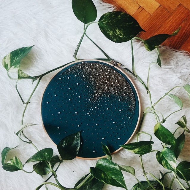 A magyar művész hímzéseivel meséli el, milyen a tökéletlenség - exkluzív interjú Palotás Ágival