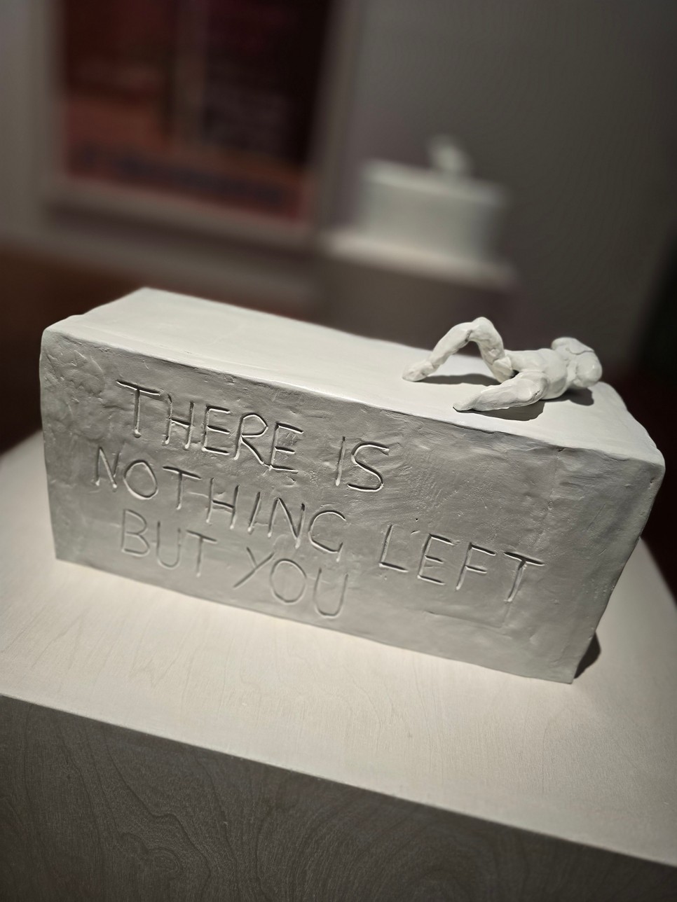 A kiállítás a női test, a szexualitás, a magány és a gyógyulás témáit dolgozza fel.