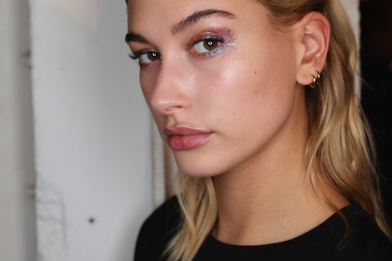 Hailey Bieber ismét ráérzett, hogy milyen lesz a tökéletes tavaszi szett