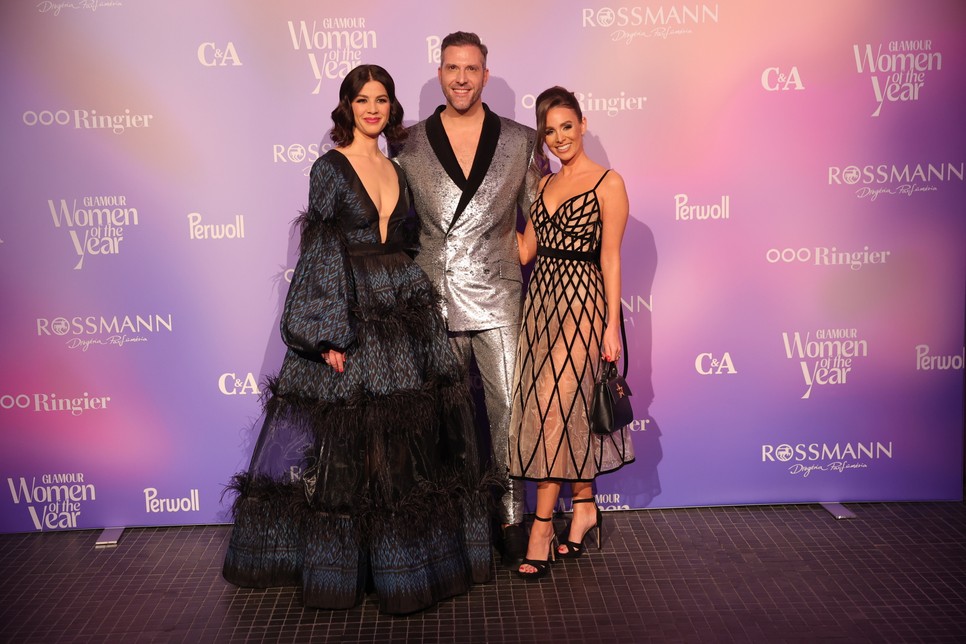 A tervező és múzsái: Ördög Nóra, Sydney van den Bosch és Merő Péter