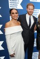Meghan Markle ezen a fotón Diana hercegné akvamarin gyűrűjét viseli, amely mintegy 90 000 dollárt ér. Az elhunyt Diana eredetileg az 1990-es években rendelte ezt a csillogó gyűrűt a brit Asprey ékszermárkától. 