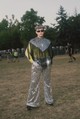 Van az a divat, amit nem lehetett kihagyni. És ez a csillogó megjelenés pont ilyen a Szigeten, ami egy kortárs, fesztiválokra és alternatív divateseményekre jellemző outfit a 2020-as évek extrém önkifejezését képviselő világából. 