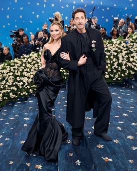 Georgina Chapman és Adrien Brody tetőtől talpig feketében érkeztek. A színész divattervező felesége saját márkájának egyik meztelenruhájában ragyogott. 