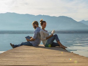 Könyvek harca: Papír vagy Pixel - A nyomtatott és az e-könyvek előnyei, hátrányai, és a mentális egészségre gyakorolt hatások