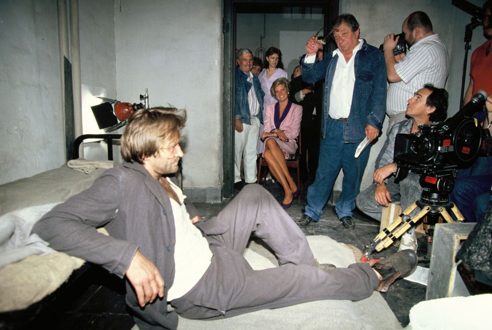 Diana hercegné a pasaréti filmstúdióba is ellátogatott, ahol Makk Károly éppen a Magyar rekviem című filmjét forgatta