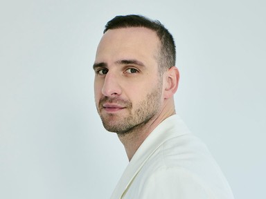 Brasch Bence: „Ugyanúgy csinálok mindent, mint a feleségem: pelenkázok, rendet rakok, főzök”