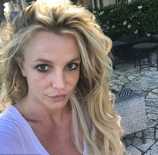 Britney Spears smink nélkül szelfizett