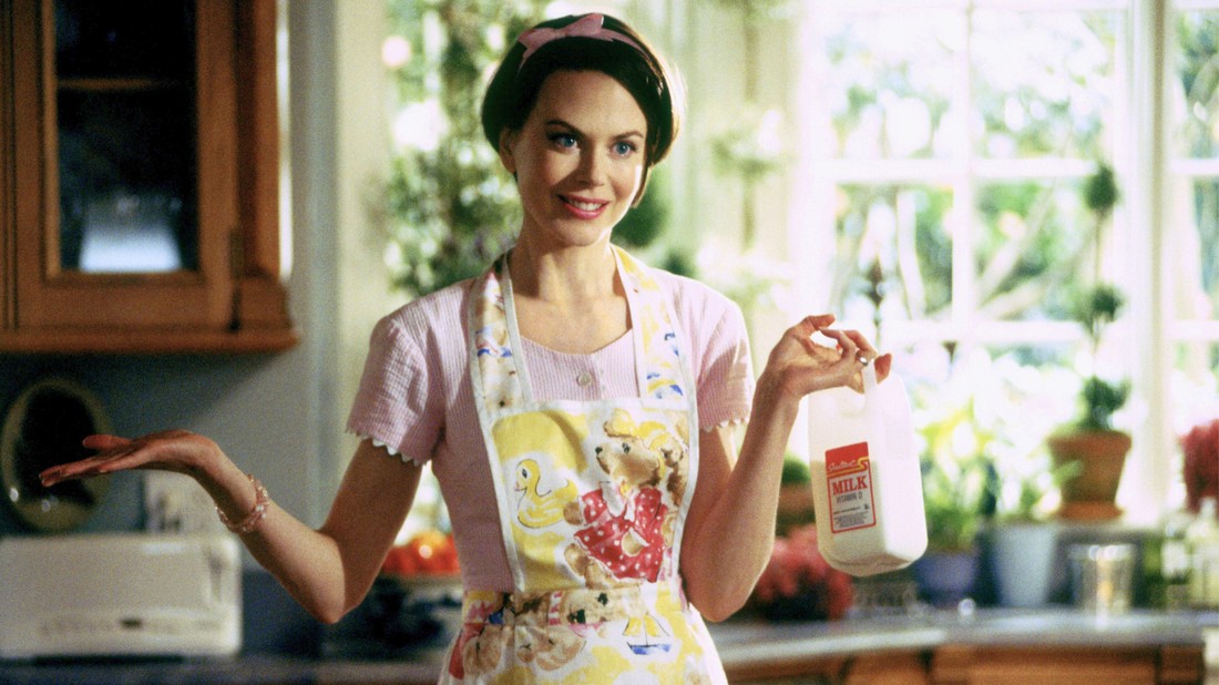 Nicole Kidman a Stepfordi feleségekben tökéletes háziasszonyt játszik — ma pedig a szülők játsszák el ugyanezt a valóságban