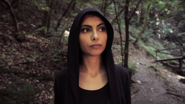 Farkas Franciska unikornist sétáltat és saját magát üldözi a magyar rockbanda klipjében