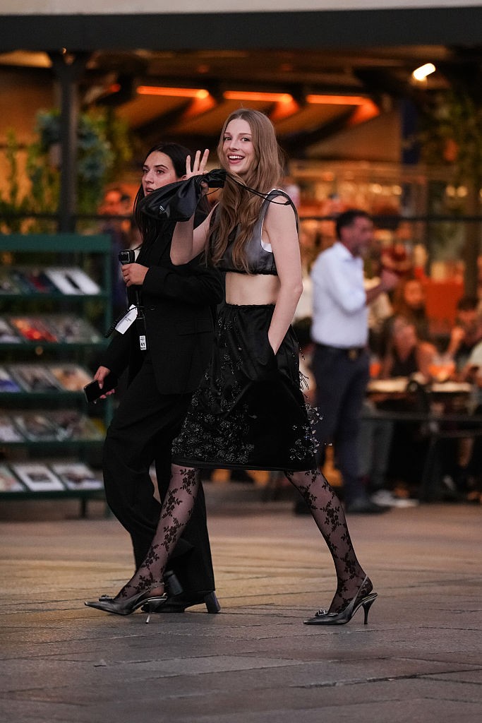 Hunter Schafer a 90-es évekbeli „cool-girl” hangulatot hozta el a Vogue Worldre, és egy kétrészes Prada szettben vonzotta magára a tekinteteket. 