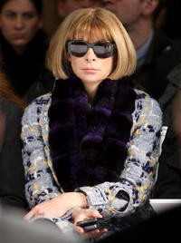 Anna Wintour természetesen az első sorban, természetesen napszemüvegben!