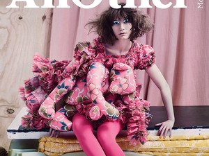 Pufi rózsaszín ruha, plüss állat és őrült haj