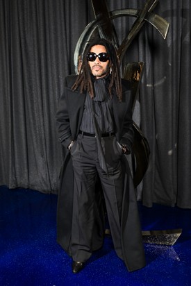 Íme egy apa-lánya páros is: a 60 éves Lenny Kravitz zenei legenda egy látványos fekete szettet választott, a tőle megszokott vagány, mégis elegáns stílust tárva a szemünk elé.