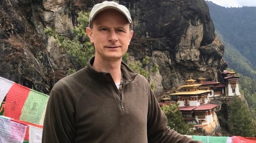 Ahol a boldogság nem statisztika, hanem törvény - Beszélgetés Bhutánról Valcsicsák Zoltánnal