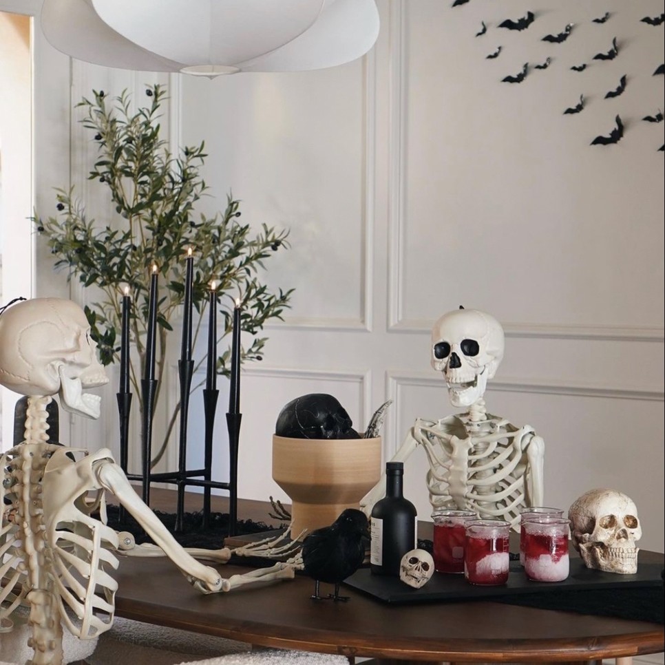 Te elég bevállalós vagy ahhoz, hogy az egész asztalt csontvázakkal vedd körbe