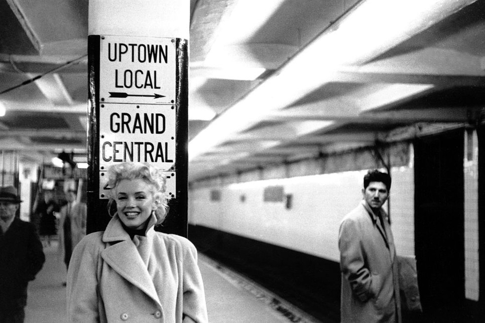 Marilyn csinos szövetkabátban várta a metrót Manhattanben