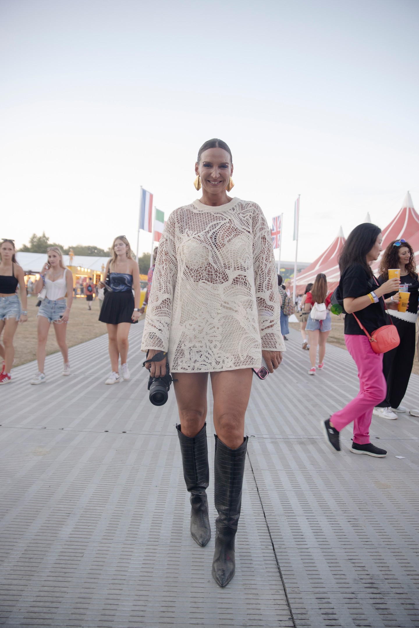 Csizmák minden mennyiségben, fazonban és színben, nem csak mi imádjuk - Nagy Niki (Magyarország fotós, influenszer) - Mini ruha, sort és top: H&M, Fülbevaló: ZARA, Csizma: MISS GUIDED