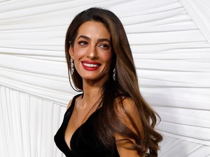 Amal Clooney csipkés meztelenruhája valami álomszép, merész, mégis kifinomult