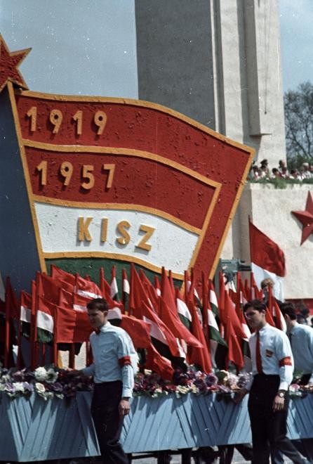 Ötvenhatosok tere (Felvonulási tér), május 1-i felvonulás, háttérben a dísztribün / Fotó: Fortepan