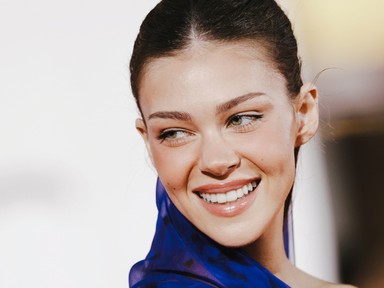 Nicola Peltz gyakorlatilag melltartóban érkezett a párizsi divathétre, csak úgy ragyogott Brooklyn Beckham oldalán