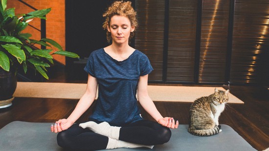 Nem csak egy Balin tartott jógatábor segíthet az újjászületésben - Az otthoni elvonulásnak is számos jótékony hatása lehet