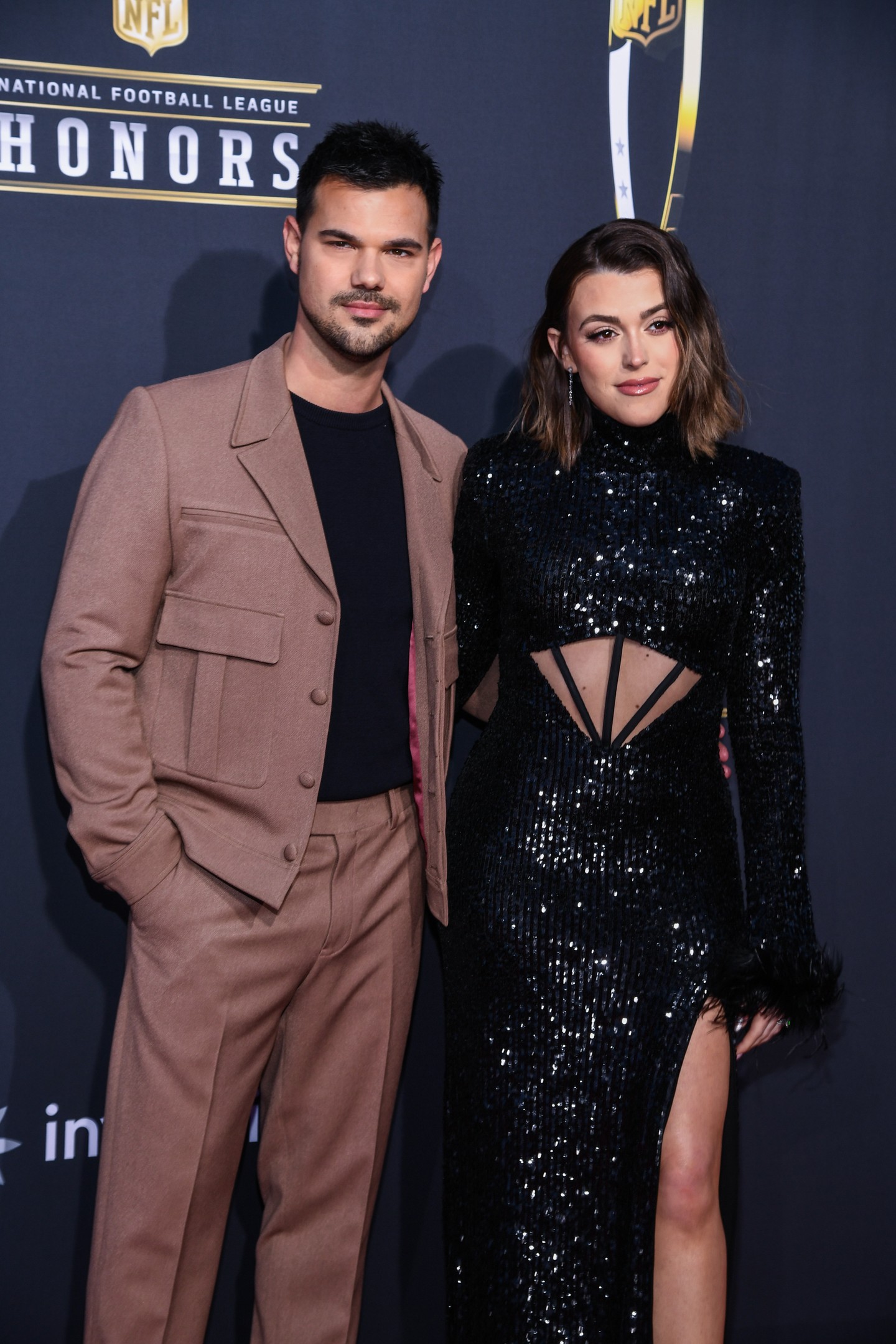 Taylor Lautner és Taylor Dome a vörös szőnyegen 2024-ben, Las Vegasban