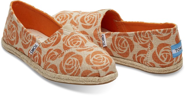 A TOMS és az Every Mother Counts közös kollekcióval hívja fel a figyelmet a terhesség és a szülés veszélyeire