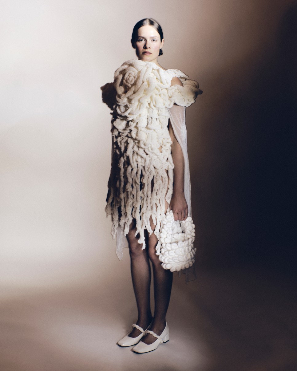 A hagyomány és a kortárs minimalizmus találkozása: a Fejírben járok kötött darabjai rituális átváltozásokat mesélnek el.