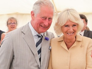 Nem veled van a baj, ha kínosnak érezted Károly herceg és Kamilla tapsolását