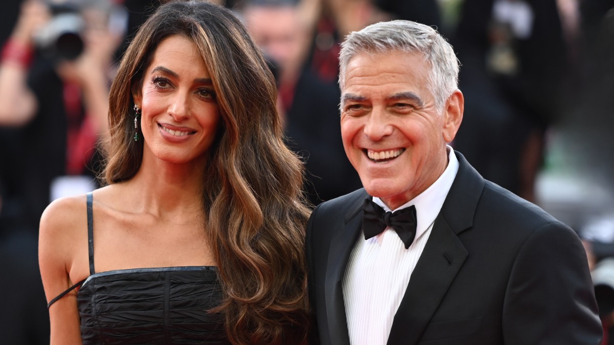 Amal Clooney saját kifutóként használta Velencét, lélegzetelállító ruhában ragyogott George Clooney felesége