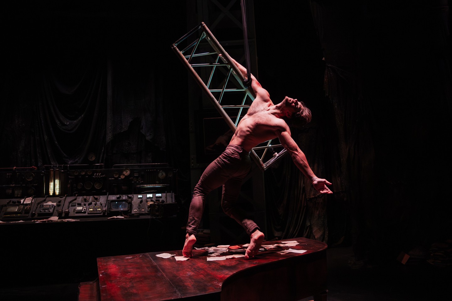 A Millenáris brutalista tereiben a Recirquel életre kelti Dido és Aeneas mitikus szerelmét – cirkusz, tánc és rituálé határán