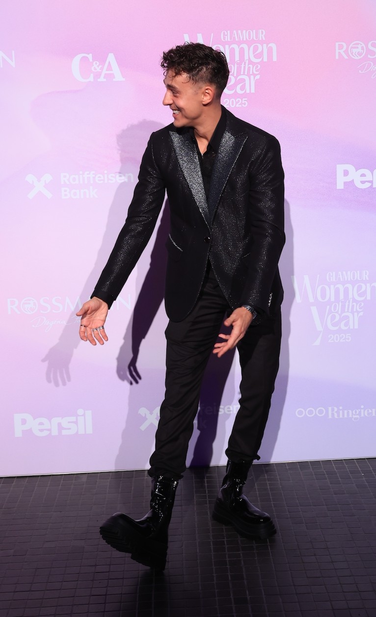 Hegyes Berci egy Robert Maar öltönyt és egy csipkéből készült inget viselt, az elegáns összhatást pedig egy lakk bakanccsal törte meg