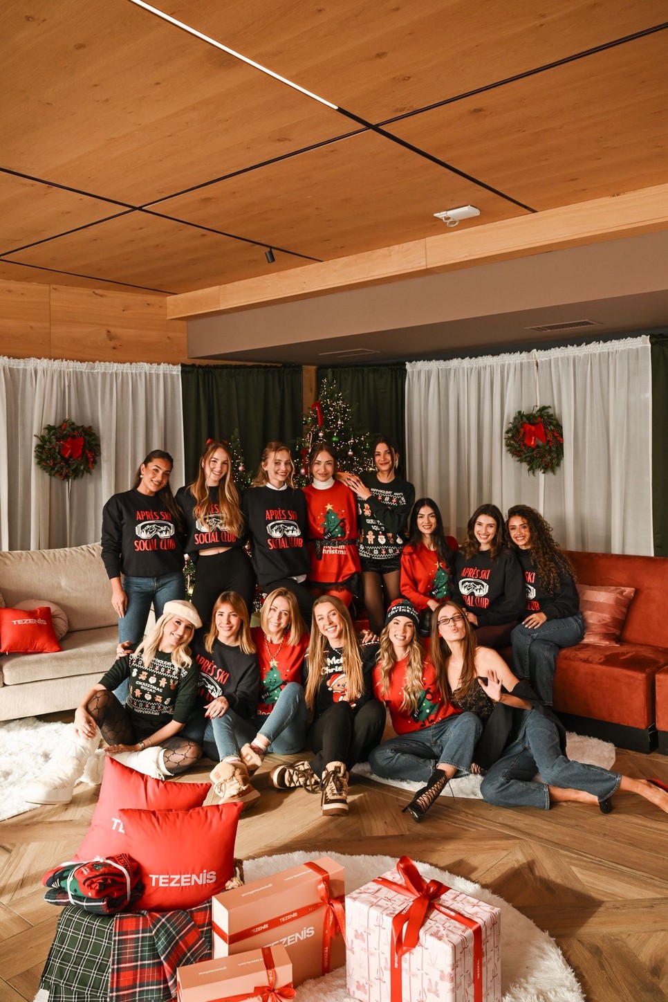 A Tezenis Cerviniában, számos influenszer társaságában mutatta be, milyen inspiráló a karácsonyi kollekció: partiruhák, pizsamák, thermo darabok és izgalmas kiegészítők — vagyis minden, ami egy tökéletes téli vakációhoz kell