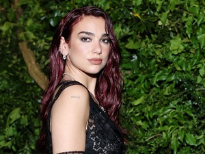 Dua Lipa álomszép meztelenfelsőben szabadította fel a melleit