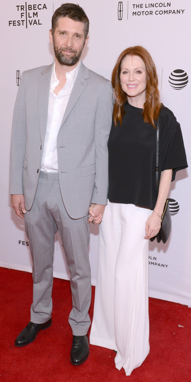 Julianne Moore és Bart Freundlich(korkülönbség 9 év): Az Oscar-díjas színésznő hatvanhoz közeledve még mindig csodaszép, nem mellesleg már 2003 óta boldog felesége a nála kilenc évvel fiatalabb Bart Freundlichnak. Már gyermekeik is lassan kész felnőttek, Caleb fiuk 21, Liv lányuk pedig, aki tiszta Julianne, 16 éves.  