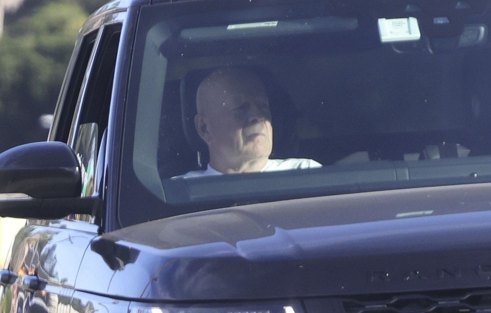 Bruce Willis a testőrei kíséretében utazott