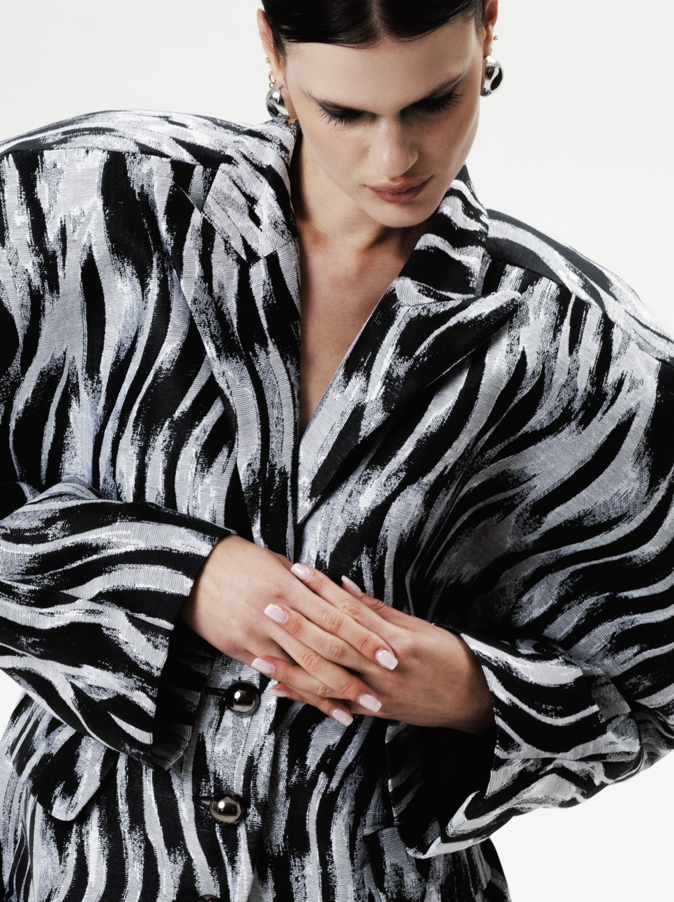 My Own Rich Man kollekcióban a „Big Dress Energy” a női erő anyaggá sűrűsödik: a darabok egyszerre elegánsak és páncélszerűek.