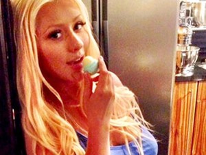 Christina Aguilera pocakja már nagyon kerek!