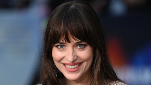 Mivel hordd a bő szárú farmert? Dakota Johnson megmutatja