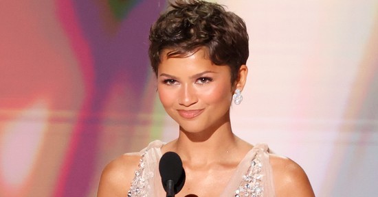 Zendaya álomszép meztelenruhában ragyogott az Emmy-gála vörös szőnyegén, káprázatosan festett a színésznő
