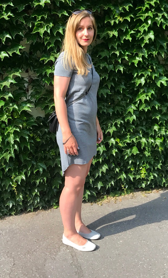 Szürke ruha, kényelmes cipő mára Takács Judittól