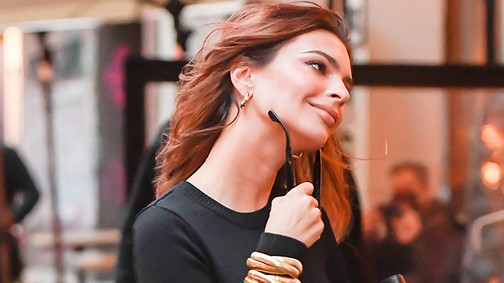 Kivágott ruhában mutatta meg a világnak kerek pocakját a várandós Emily Ratajkowski