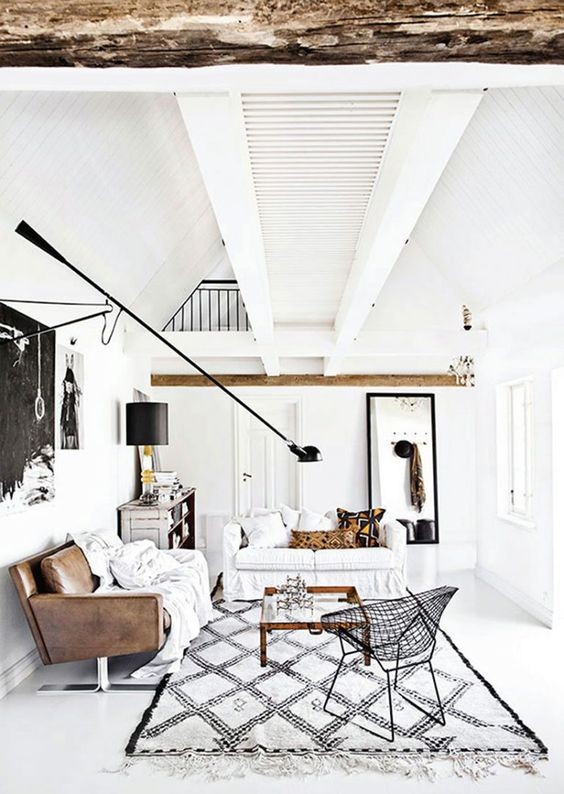 Ikonikus mid-century bútorok, marokkói szőnyeg, modern lámpa 