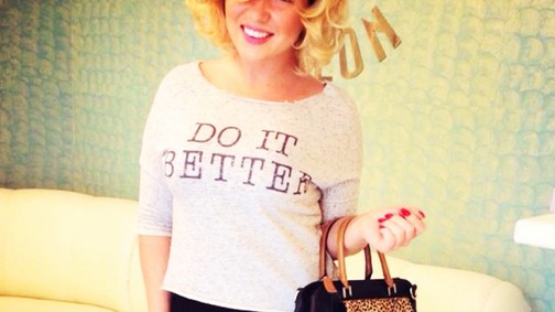 Tolvai Reni ma kényelmes szettet mutat