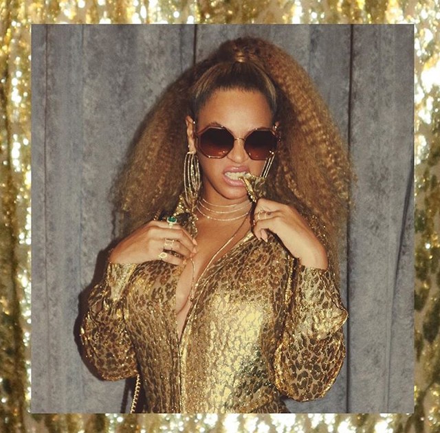 Beyoncé tetőtől talpig aranyba öltözött és egy igazi dög!