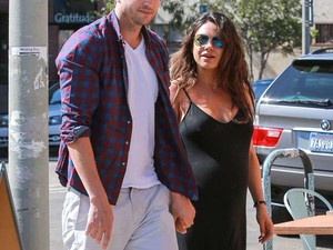 Ashton Kutcher együtt gömbölyödik Mila Kunisszal