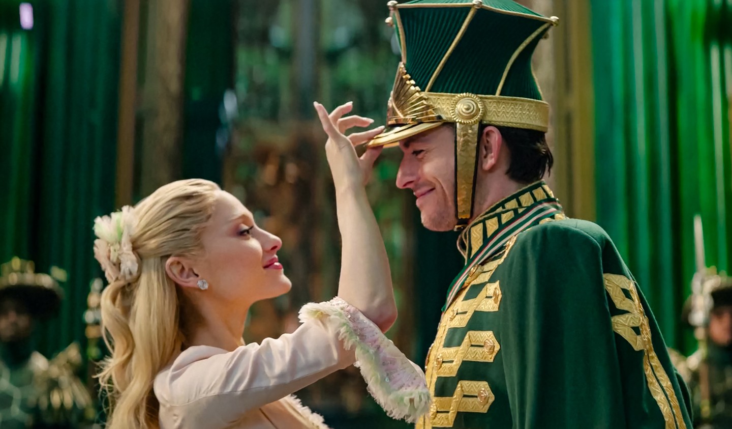 A Wicked tavaly 10 jelölést kapott, de úgy tűnik, hogy a Wicked 2. rész már nem aratott akkora sikert. Nemcsak a főszereplők, Ariana Grande és Cynthia Erivo maradtak ki, de a technikai eredményeket sem értékelte az Akadémia. A legfájdalmasabb pedig az egészben az, hogy a musical még a legjobb eredeti dal kategória jelölést sem kapta meg, pedig a legendás zeneszerző, Stephen Schwartz két eredeti dallal is hozzájárult a folytatáshoz.