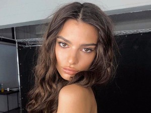 Emily Ratajkowski csak úgy meztelenül kiállt az erkélyre