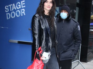 A magyar divatmárka, az AERON blézerében kapták lencsevégre Grace Van Patten színésznőt