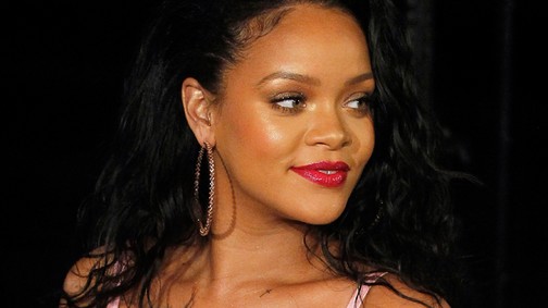 Rihanna tökre nem úgy hordta a pulcsit ahogy kell - mégis nagyon menő lett az eredmény